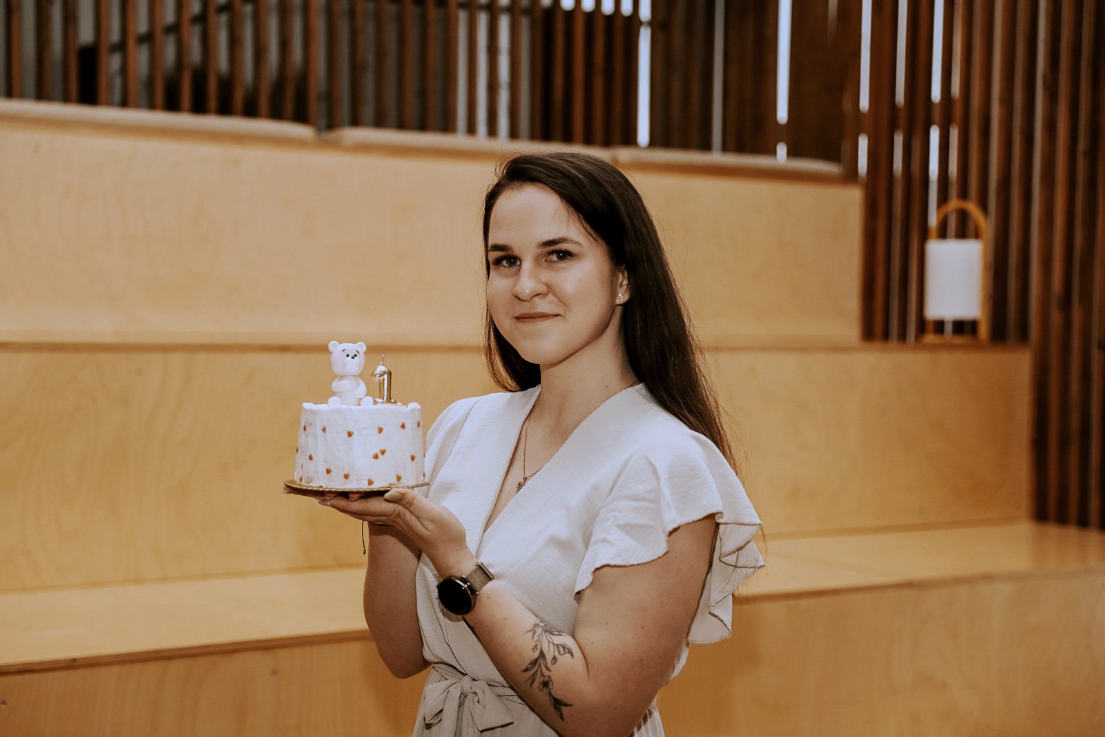 Kondiiter Annabel hoiab kätes tortu